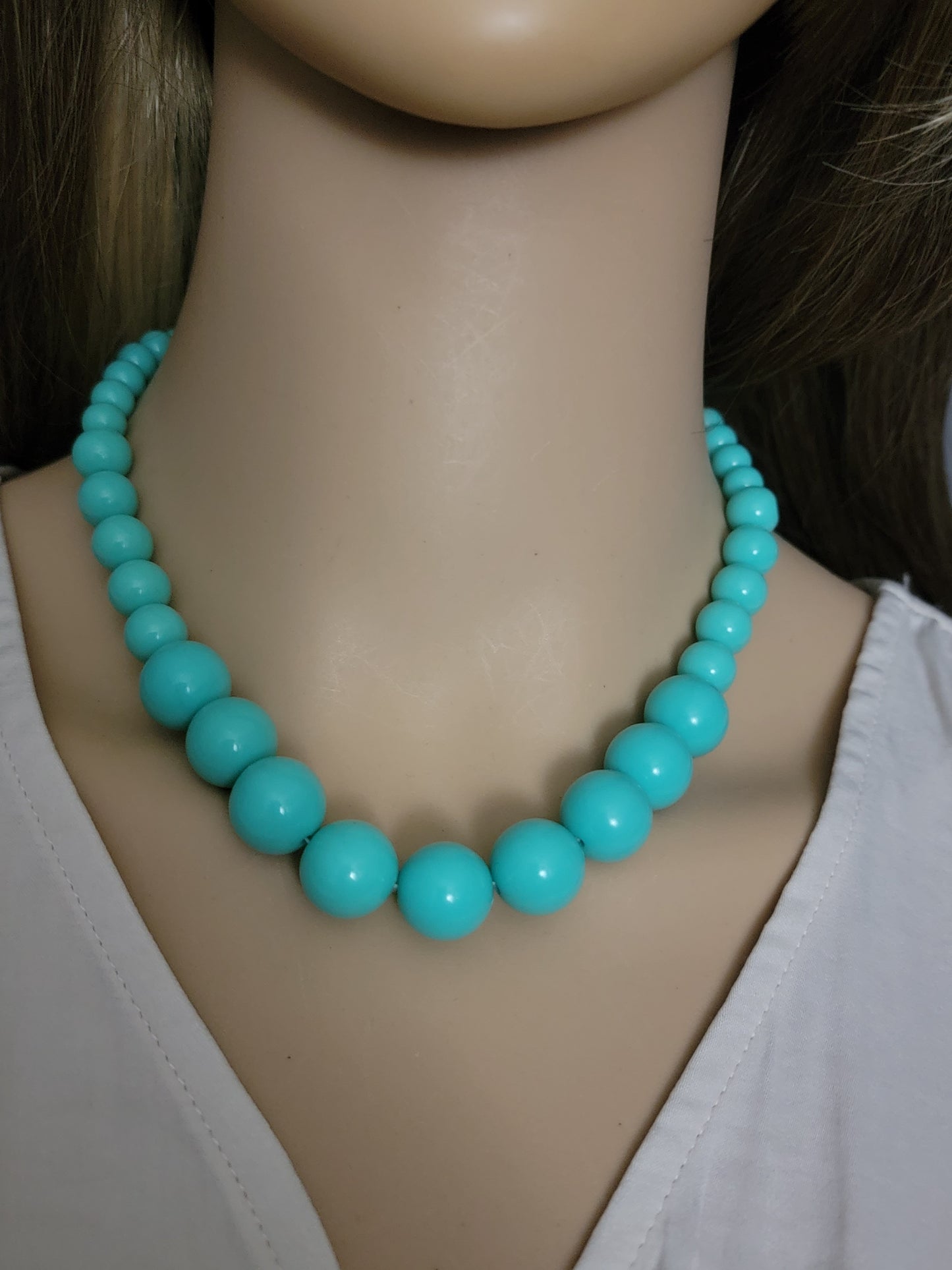 Trendy Pastel Green Graduated Lucite Beaded Choker Necklace 16 1/2"